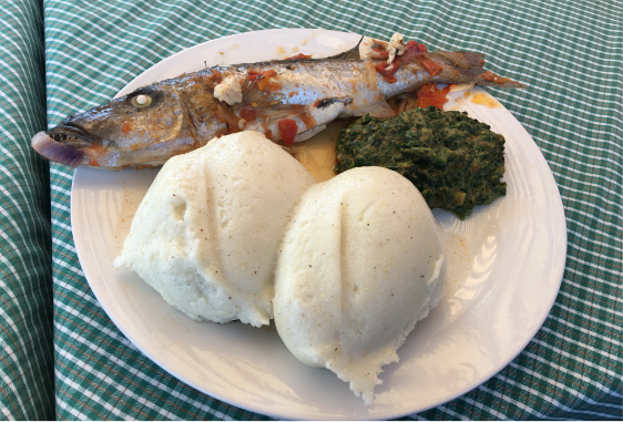 外型像發粿的Nsima，是馬拉威人的主食，以玉米粉倒入沸水攪煮而成。